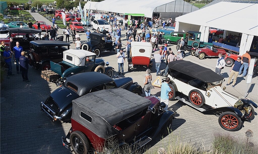 Ausstellung: Die Oldtimer werden von einem interessierten Publikum bestaunt. Ausstellung: Die Oldtimer werden von einem interessierten Publikum bestaunt.