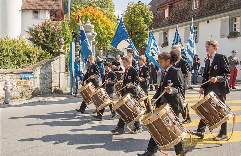 Fahnengruss vor dem Burghaldenhaus: Die Lenzburger Vereinsfahnen begrüssten die Kadettenmusik Aarau beim Vorbeimarsch. Fotos: Peter Winkelmann