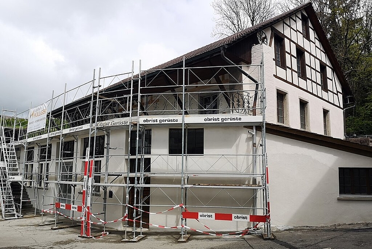 <em>Noch eingerüstet, aber bald fertig:</em> Die sanierte Hammerschmiede in Seengen wird am 1. Juni eingeweiht. Foto: Fritz Thut