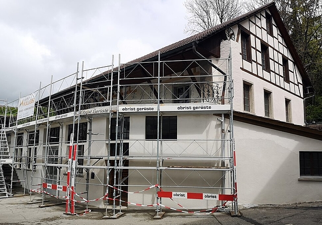 <em>Noch eingerüstet, aber bald fertig:</em> Die sanierte Hammerschmiede in Seengen wird am 1. Juni eingeweiht. Foto: Fritz Thut