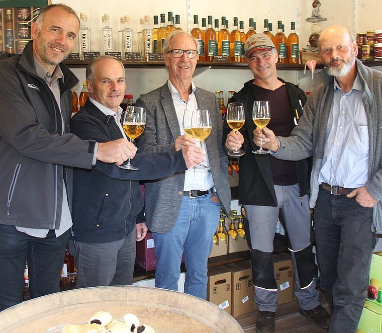 <em>Stiessen mit Most auf das Jubiläum an: </em>Die Verantwortlichen von «Hochstamm Seetal» Martin Blümli, Sepp Troxler, Josef Wermelinger, Adrian Muff und Matthias Hünerfauth. Foto: Alfred Gassmann