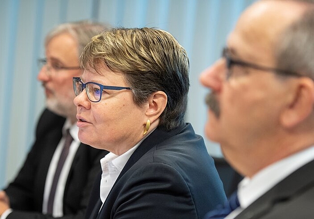 <em>«Ausleihungen wachsen moderat, aber konstant»:</em> Marianne Wildi, Vorsitzende der Geschäftsleitung der Hypothekarbank Lenzburg, bei der Bekanntgabe des Jahresergebnisses, flankiert von Reto Huenerwadel (Leiter HBL Asset Management) und Verwa