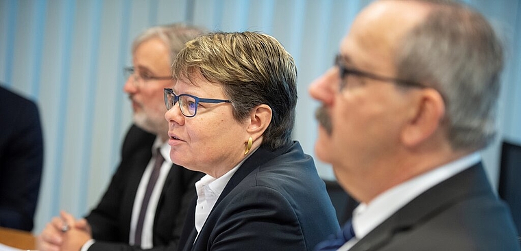 <em>«Ausleihungen wachsen moderat, aber konstant»:</em> Marianne Wildi, Vorsitzende der Geschäftsleitung der Hypothekarbank Lenzburg, bei der Bekanntgabe des Jahresergebnisses, flankiert von Reto Huenerwadel (Leiter HBL Asset Management) und Verwa