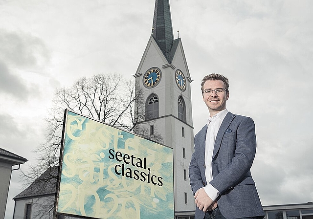 Verantwortlich für das Programm der «SeetalClassics»: Der Künstlerische Leiter Benjamin Nyffenegger vor der Seoner Kirche. Foto: zvg