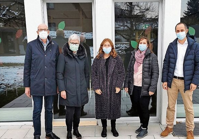 Organisieren das gemeinsame Corona-Schnelltest-Center: Peter und Elisabeth Schmid (Römer-Apotheke), Marion Spielmann (West-Apotheke), Nadine Cazzato (Löwen-Apotheke) und Patrick Eichenberger (Stern-Apotheke) vor dem Test-Center-Zugang beim «Mahlwe