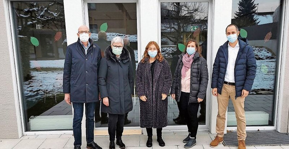 Organisieren das gemeinsame Corona-Schnelltest-Center: Peter und Elisabeth Schmid (Römer-Apotheke), Marion Spielmann (West-Apotheke), Nadine Cazzato (Löwen-Apotheke) und Patrick Eichenberger (Stern-Apotheke) vor dem Test-Center-Zugang beim «Mahlwerk 23». Foto: Fritz Thut
