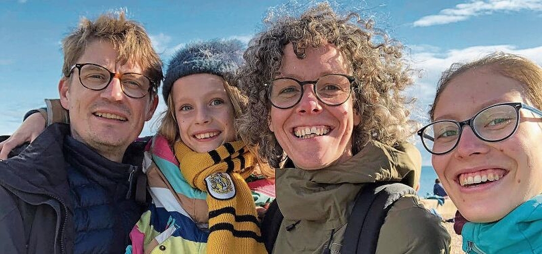 Gut aufgenommen im Süden Englands: Gastfamilie mit Tom, Martha und Helen mit Austauschschülerin Anja Hofstetter. Foto: zvg
