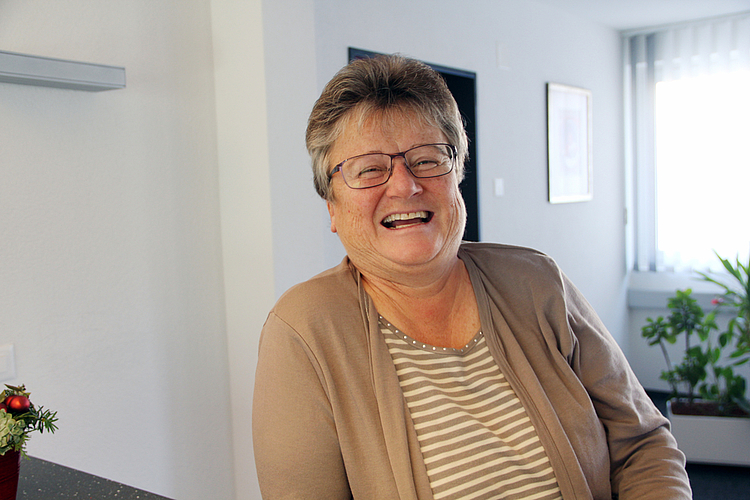 Eine Frohnatur, die nichts so schnell aus der Ruhe bringt: Ruth Rippstein beim Schalterdienst im Gemeindehaus Ammerswil. Foto: zvg