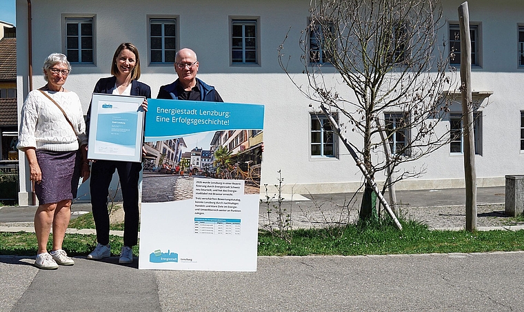 Das Zertifikat wird überreicht: Monika Tschannen, Botschafterin des Trägervereins Energiestadt, Frau Vizeammann Christine Bachmann-Roth und Leiter Fachstelle Energie und Umwelt Max Chopard-Acklin.Foto:Rinaldo Feusi