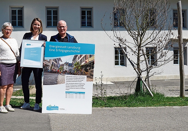 Das Zertifikat wird überreicht: Monika Tschannen, Botschafterin des Trägervereins Energiestadt, Frau Vizeammann Christine Bachmann-Roth und Leiter Fachstelle Energie und Umwelt Max Chopard-Acklin.Foto:Rinaldo Feusi