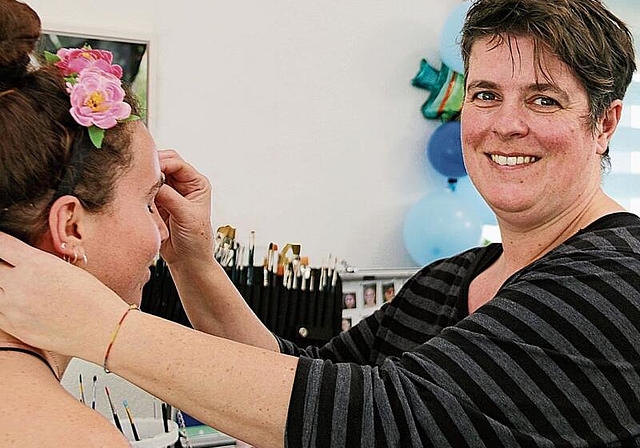 Lebt beim Facepainting ihre kreative Ader aus: Anita Schambron. Foto: Romi Schmid
