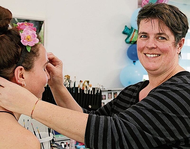 Lebt beim Facepainting ihre kreative Ader aus: Anita Schambron. Foto: Romi Schmid
