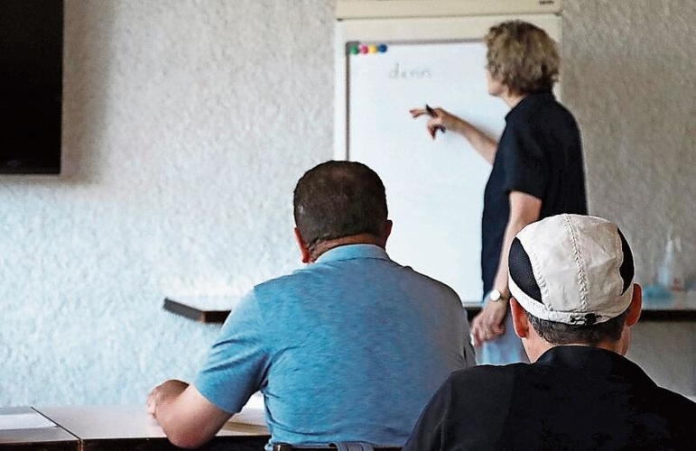 Aufmerksam: Die Kursteilnehmer lernen eifrig Deutsch.Foto: Romi Schmid