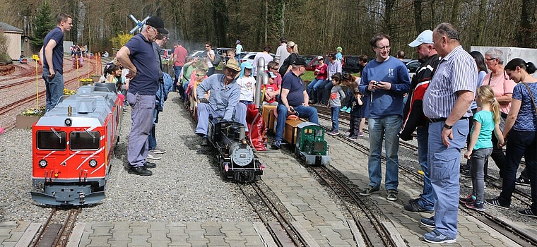 Erster Fahrtag der Gartenbahn Staufen: Rund 300 Besucher pilgerten am Sonntag nach Staufen. Foto: Melanie Solloso