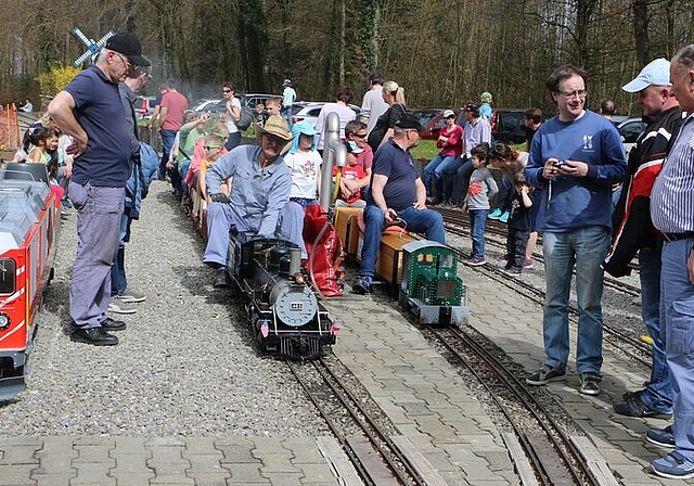 Erster Fahrtag der Gartenbahn Staufen: Rund 300 Besucher pilgerten am Sonntag nach Staufen. Foto: Melanie Solloso