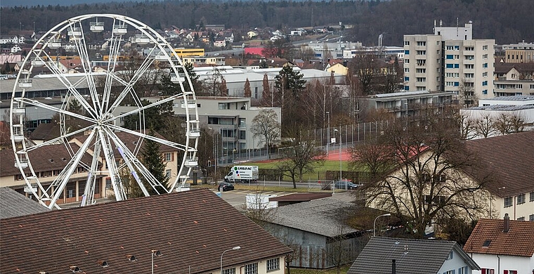 <em>Geeignet als möglicher Standort einer neuen Aargauer Mittelschule?</em> Das Lenzburger Zeughausareal, hier mit dem Riesenrad während der Stapferhaus-Ausstellung «Heimat». Archivfoto: Chris Iseli