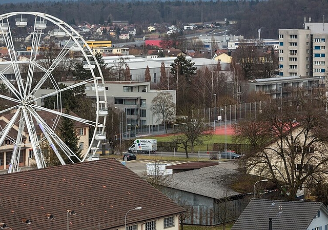 <em>Geeignet als möglicher Standort einer neuen Aargauer Mittelschule?</em> Das Lenzburger Zeughausareal, hier mit dem Riesenrad während der Stapferhaus-Ausstellung «Heimat». Archivfoto: Chris Iseli