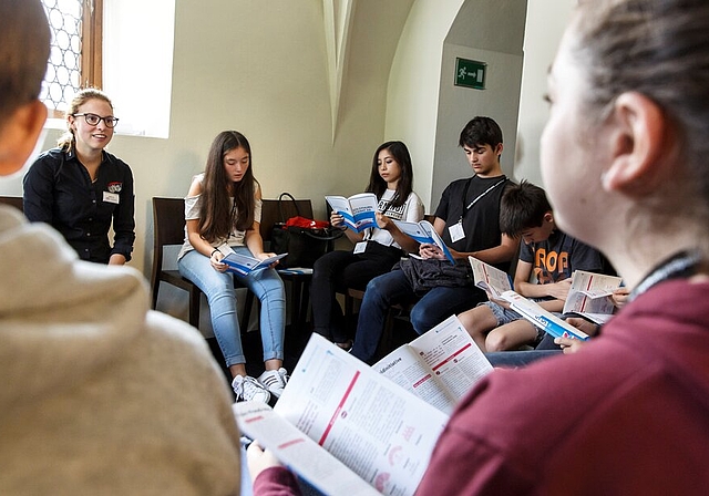 <em>Engagiert debattieren neben dem disziplinierten Marschieren für die Lenzburger Jugend?</em> Szenenbild aus dem Jugendparlament in Solothurn und Lenzburger Kadetten am letzten Jugendfest. Fotos: Hanspeter Bärtschi/Chris Iseli
