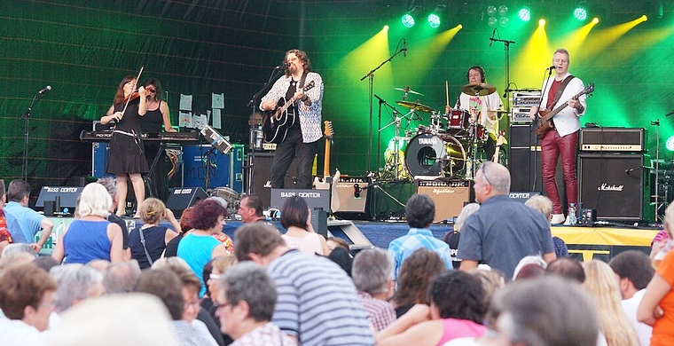 <em>Ein Anlass auch für Familien: </em>Seit Jahren pilgern Partygäste jeden Alters ans Schützi-Open-Air nach Fahrwangen. Foto: Ruedi Burkart