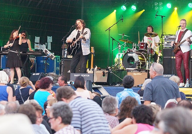 <em>Ein Anlass auch für Familien: </em>Seit Jahren pilgern Partygäste jeden Alters ans Schützi-Open-Air nach Fahrwangen. Foto: Ruedi Burkart