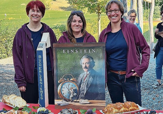 Start mit Einsteins Maus: Die BuchErlebnisWeg-Initiantinnen Yvonne Fankhauser, Maya Rhinisperger und Simone Bolliger. Foto: Carolin Frei