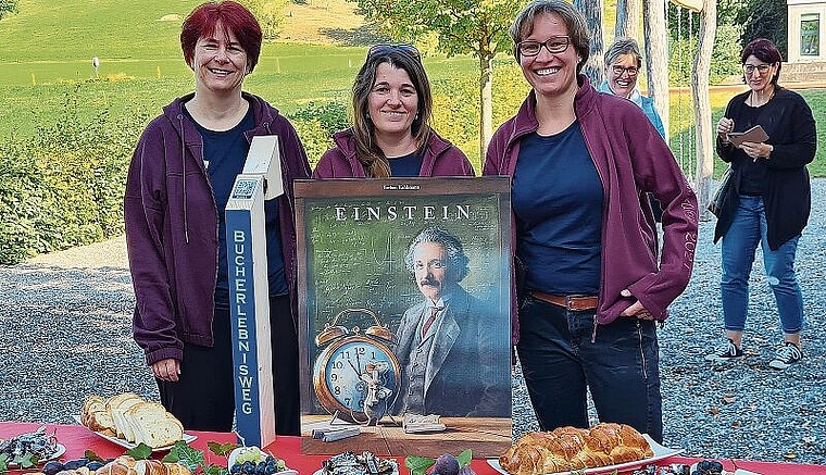 Start mit Einsteins Maus: Die BuchErlebnisWeg-Initiantinnen Yvonne Fankhauser, Maya Rhinisperger und Simone Bolliger. Foto: Carolin Frei