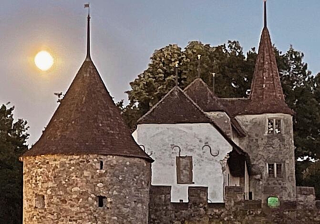 Supermond über Schloss Hallwyl. Foto: Andreas Walker