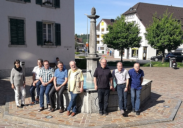 Bringen am Museumstag den Mitbürgern die Dorfbrunnen näher: Mitglieder der Museumskommission Seon vor Sternenplatz-Brunnen, von links: Katharina Wernli, Ruedi Suter, Hans Ammann, Hansruedi Rupp, Max Ammann, Willi Wyrsch, Präsident Peter Sager, Urs
