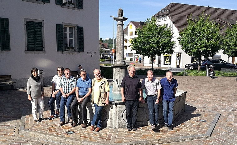 Bringen am Museumstag den Mitbürgern die Dorfbrunnen näher: Mitglieder der Museumskommission Seon vor Sternenplatz-Brunnen, von links: Katharina Wernli, Ruedi Suter, Hans Ammann, Hansruedi Rupp, Max Ammann, Willi Wyrsch, Präsident Peter Sager, Urs