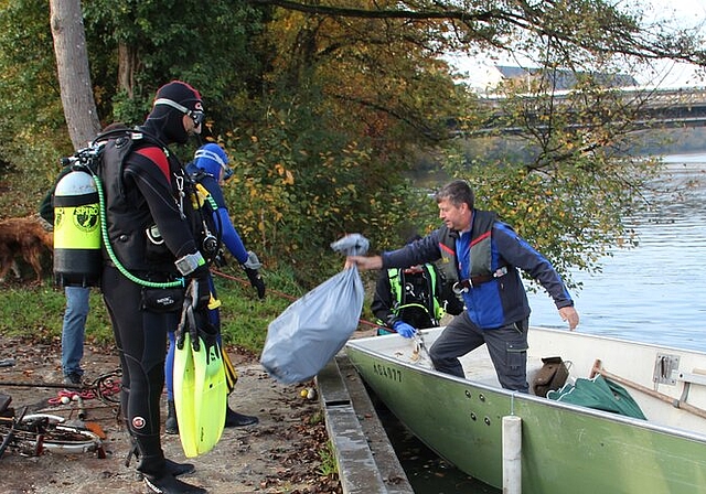Aareputzete in Wildegg: Taucher und Boote kamen bei der Putzaktion am Samstag zum Einsatz. Fotos: Carolin Frei