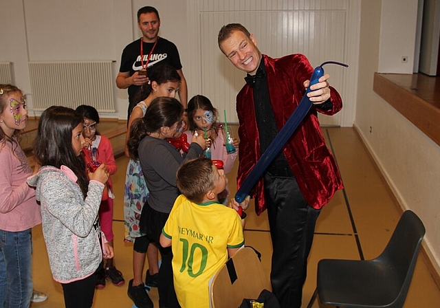 <em>Staunen inklusive:</em> Zauberer Selim Tolga überraschte Kinder und Eltern immer wieder mit seinen Kunststücken. Foto: Ruedi Burkart