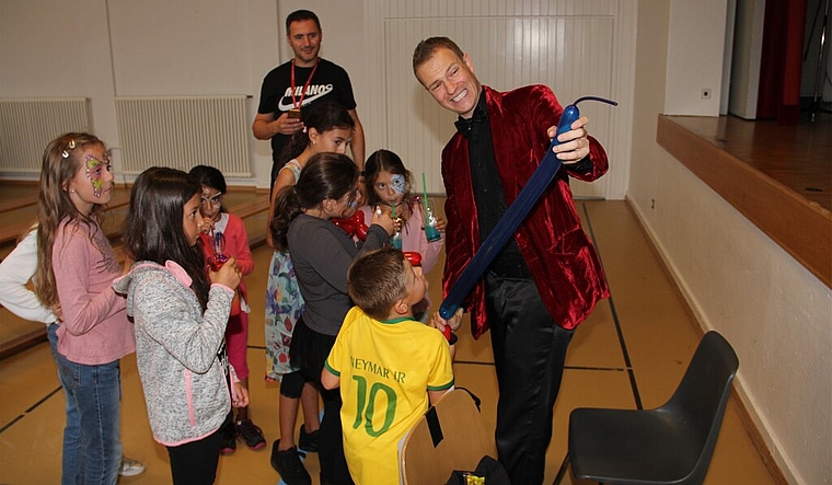 <em>Staunen inklusive:</em> Zauberer Selim Tolga überraschte Kinder und Eltern immer wieder mit seinen Kunststücken. Foto: Ruedi Burkart