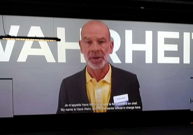 <em>«Die Wahrheit braucht dich»:</em> Der Chefbeamte Hans Wahr begrüsst die Besucher im Eingangsbereich vom «Amt für die ganze Wahrheit». Fotos: Fritz Thut