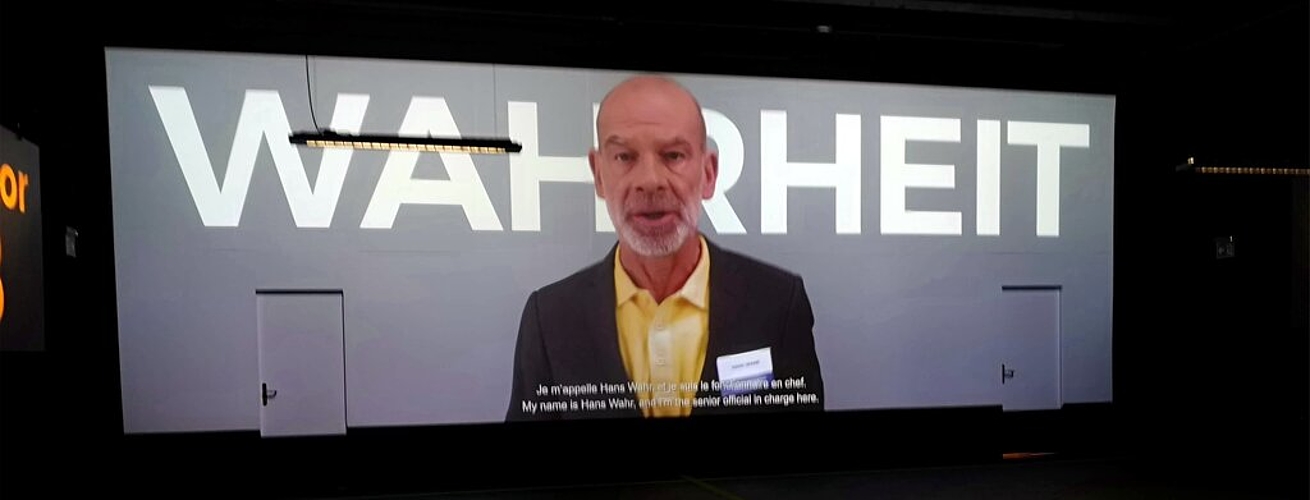 <em>«Die Wahrheit braucht dich»:</em> Der Chefbeamte Hans Wahr begrüsst die Besucher im Eingangsbereich vom «Amt für die ganze Wahrheit». Fotos: Fritz Thut