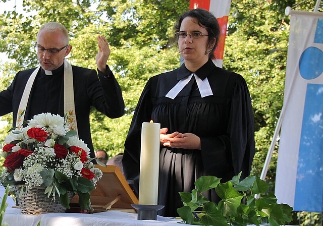 <em>Danken und Beten mit den Anwesenden:</em> Pfarrer Roland Häfliger und Pfarrerin Elisabeth Weymann. Foto; AG