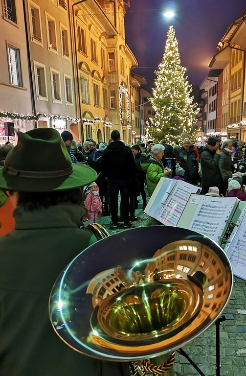 <em>Leuchtet viel heller:</em> Die Tanne in der Rathausgasse während der Illumination. Foto: Fritz Thut