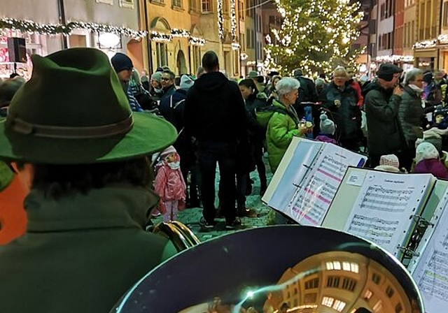 <em>Leuchtet viel heller:</em> Die Tanne in der Rathausgasse während der Illumination. Foto: Fritz Thut
