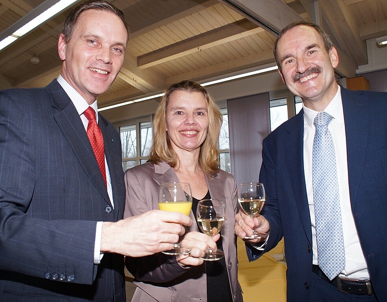 <em>Hoch die Gläser:</em> Regierungsrat Jean-Pierre Gallati, die Dintiker Gemeinderätin Monika Cacioppo und Altersheimverein-Präsident Mike Lauper stossen auf die Zukunft an. Foto: Ruedi Burkart