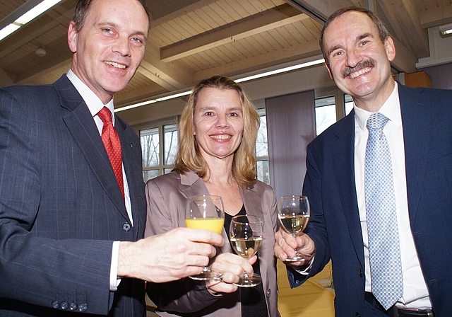 <em>Hoch die Gläser:</em> Regierungsrat Jean-Pierre Gallati, die Dintiker Gemeinderätin Monika Cacioppo und Altersheimverein-Präsident Mike Lauper stossen auf die Zukunft an. Foto: Ruedi Burkart