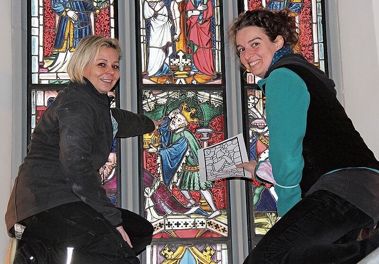 Von der Denkmalpflege gelobt: Aline Dold und Friederike Szlosze bei letzten Arbeiten in der Staufbergkirche. Foto: Alfred Gassmann