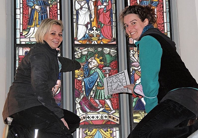 Von der Denkmalpflege gelobt: Aline Dold und Friederike Szlosze bei letzten Arbeiten in der Staufbergkirche. Foto: Alfred Gassmann