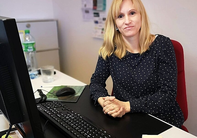 <em>Verlässt ihren Arbeitsplatz auf der Redaktion:</em> Melanie Solloso wandert mit ihrer Familie auf die Philippinen aus. Foto: Fritz Thut
