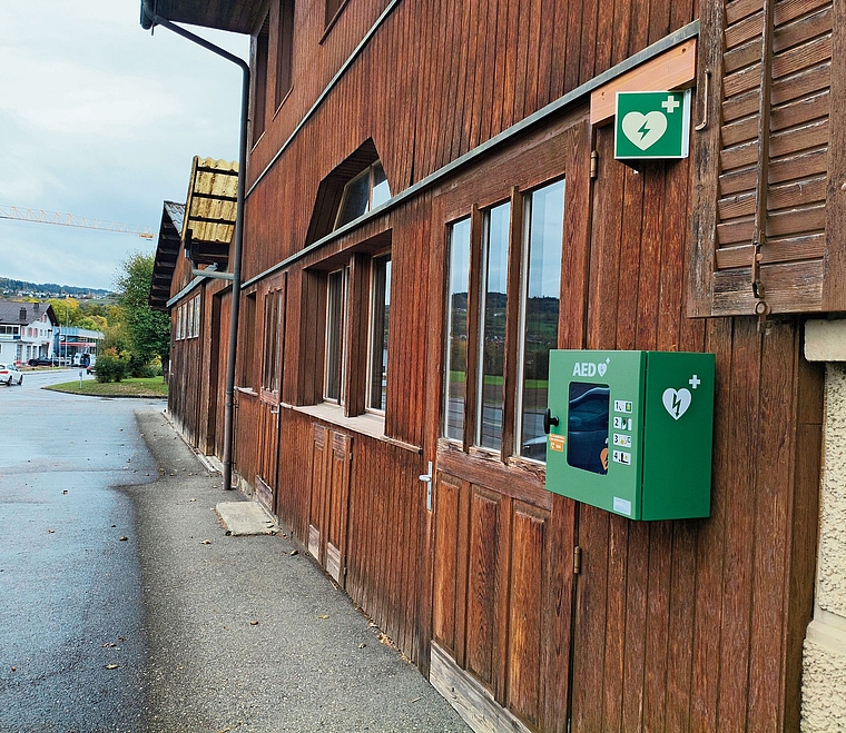Der neue Defibrillator-Standort bei der Fankhauser Holzbau AG.Foto: Rinaldo Feusi