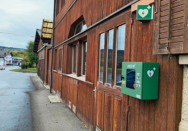Der neue Defibrillator-Standort bei der Fankhauser Holzbau AG.Foto: Rinaldo Feusi