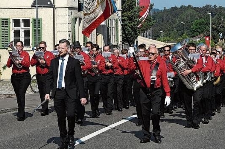 Zweimal Musik: Die Musikgesellschaft Dürrenäsch am Umzug …Foto: Andreas Walker