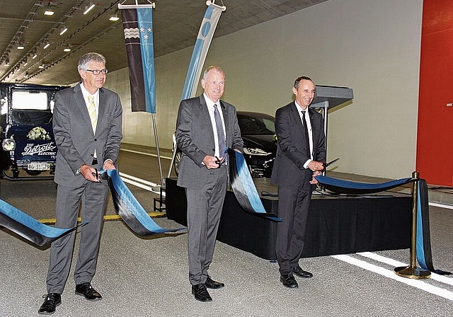 Ein grosser Moment: Stadtammann Daniel Mosimann, Landammann Stephan Attiger und Grossratspräsident Pascal Furer zerschneiden im Neuhof-Tunnel das Band. Foto: Alfred Gassmann
