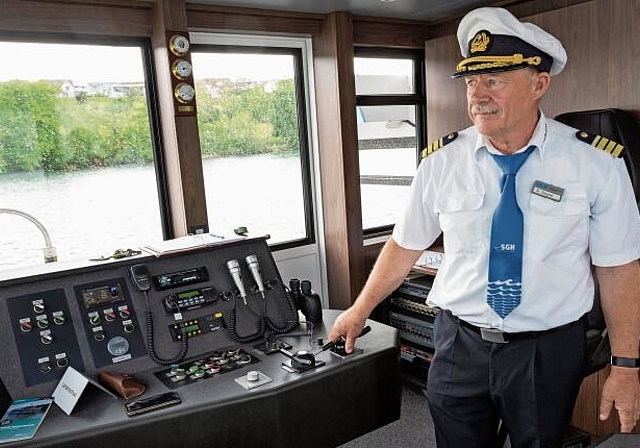 Gewissenhaft und konzentriert: Der heute in Pension gehende Manfred Siegrist als Kapitän auf dem neuesten Hallwilersee-Schiff, der MS Delphin. Foto: Alex Spichale

