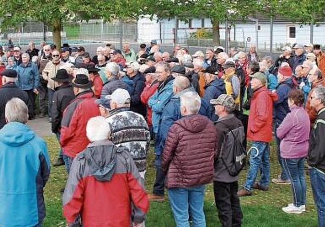 Gut gerüstet bei der Dintiker Mehrzweckhalle: Die Turnveteranen vor dem Marsch in den Frühling.Foto: Alfred Gassmann