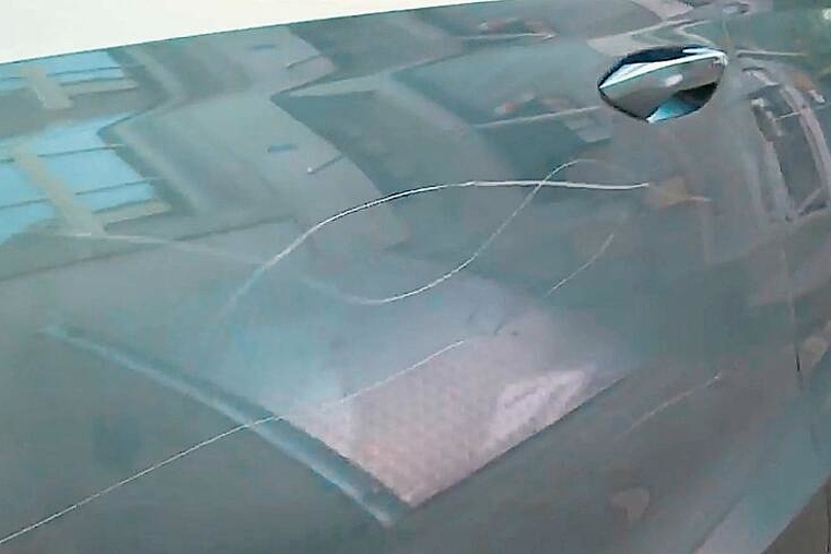 Mutwillig zerkratzt: Auto eines Gewerbetreibenden in der Lenzburger Altstadt. Foto: Tele M1