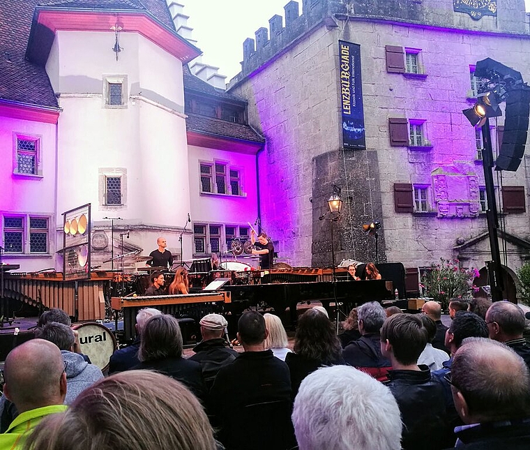 <em>Grossartiger Abschluss der 10. Lenzburgiade: </em>Perkussionist Martin Grubinger und Freunde im Hof von Schloss Lenzburg. Foto: Fritz Thut